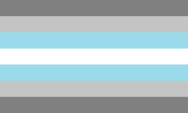 Bandeira demigaroto de borda redonda: sete faixas das cores cinza escuro, cinza, azul, branco, azul, cinza e cinza escuro.